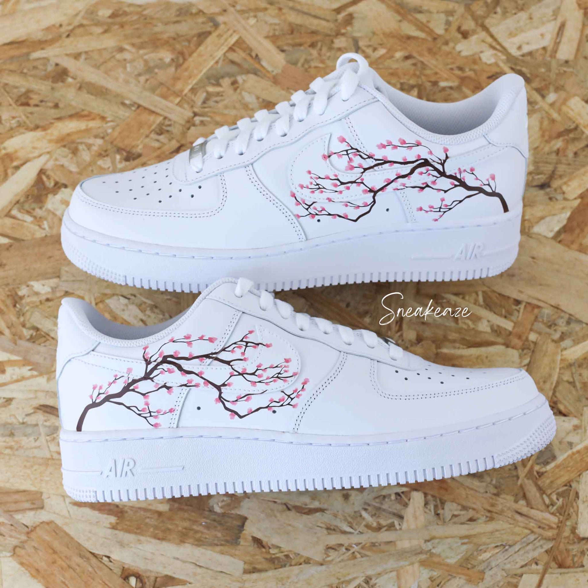 Baskets nike air force 1 custom fleur de cerisiers sakura cherry blossom peint à la main sneakers sneakeaze customs skz