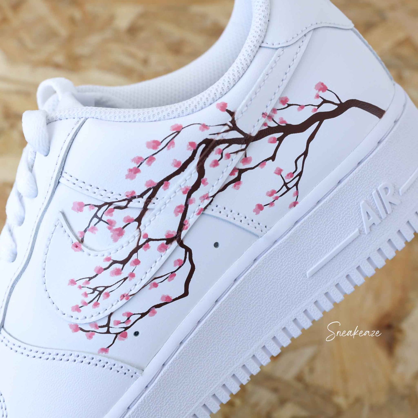 Baskets nike air force 1 custom fleur de cerisiers sakura cherry blossom peint à la main sneakers sneakeaze customs skz