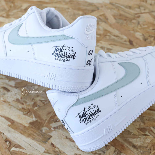 Nike Air Force 1 basses blanches en cuir custom, Démarquez-vous avec une paire de sneakers personnalisable pour votre mariage "just wedding" avec vos initiales et la date du grand jour à l'arrière des baskets. Des sneakers qui sortent vraiment de l’ordinaire pour le jour J. Je dis OUI ! wedding day.