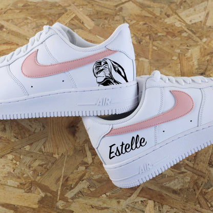 Baskets Nike Air Force 1 custom - dessins de Simba le roi lion et inscription du prénom sur côté extérieur et swoosh peints en couleur sneakeaze customs