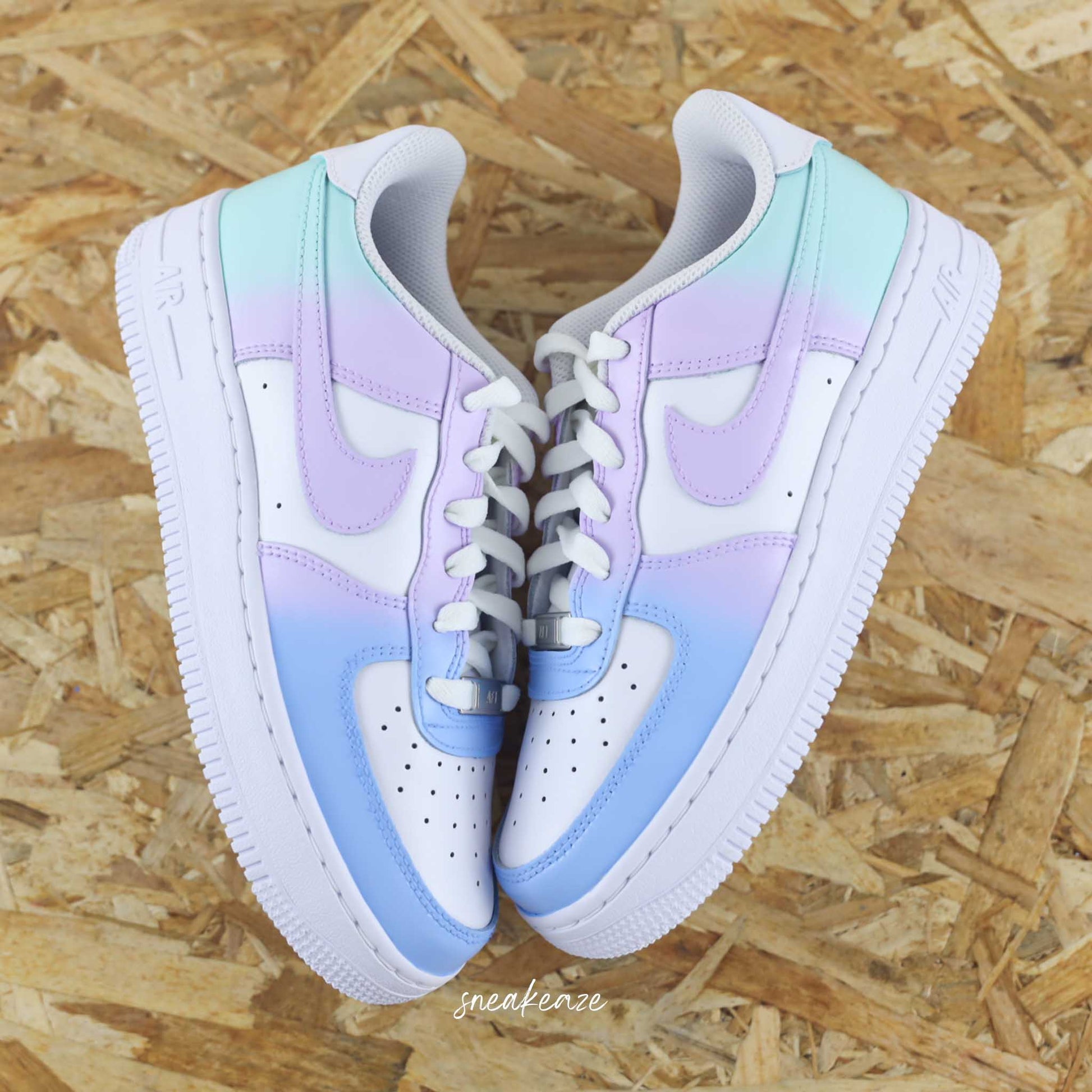 baskets nike air force 1 custom dégradé pastel chaussures bleu turquoise et violet pastel sneakers af1 sneakeaze