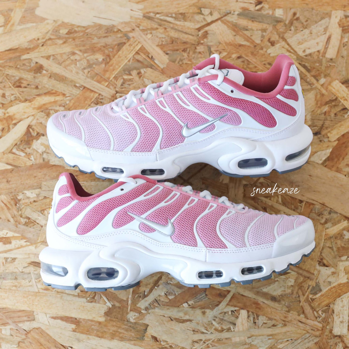 Sneakers Nike Air Max Plus TN custom Atlanta Pink - chaussures tuned personnalisées style TN Atlanta à la main pour homme et femme - sneakeaze customs skz