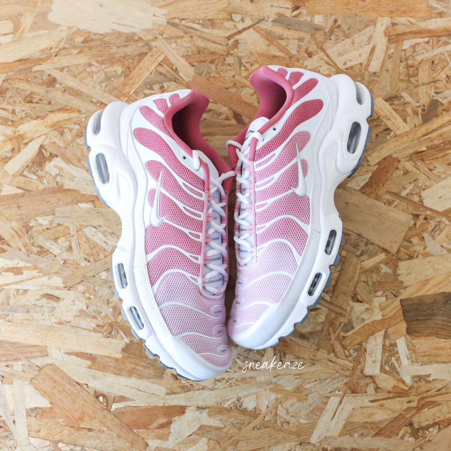 Sneakers Nike Air Max Plus TN custom Atlanta Pink - chaussures tuned personnalisées style TN Atlanta à la main pour homme et femme - sneakeaze customs skz