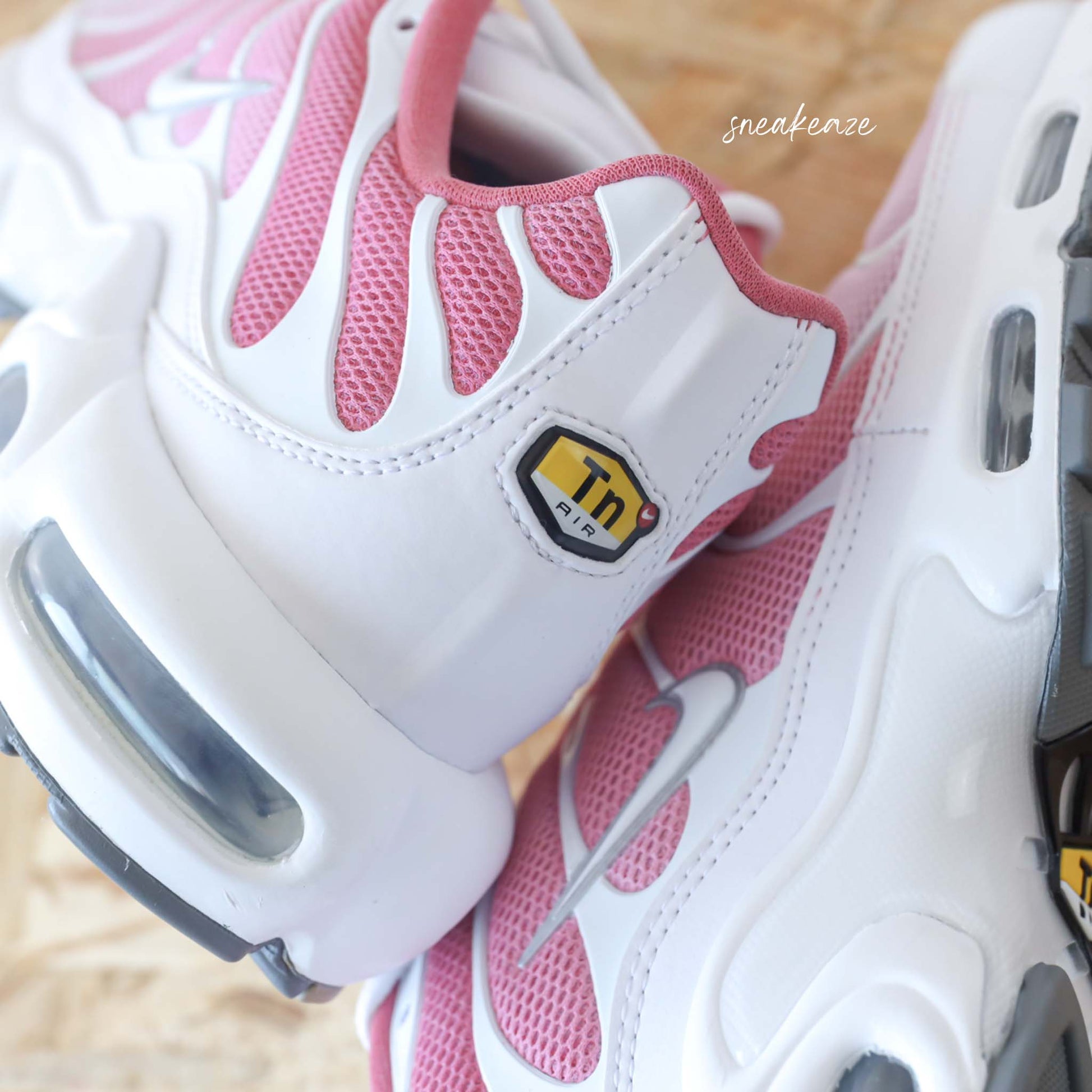 Sneakers Nike Air Max Plus TN custom Atlanta Pink - chaussures tuned personnalisées style TN Atlanta à la main pour homme et femme - sneakeaze customs skz