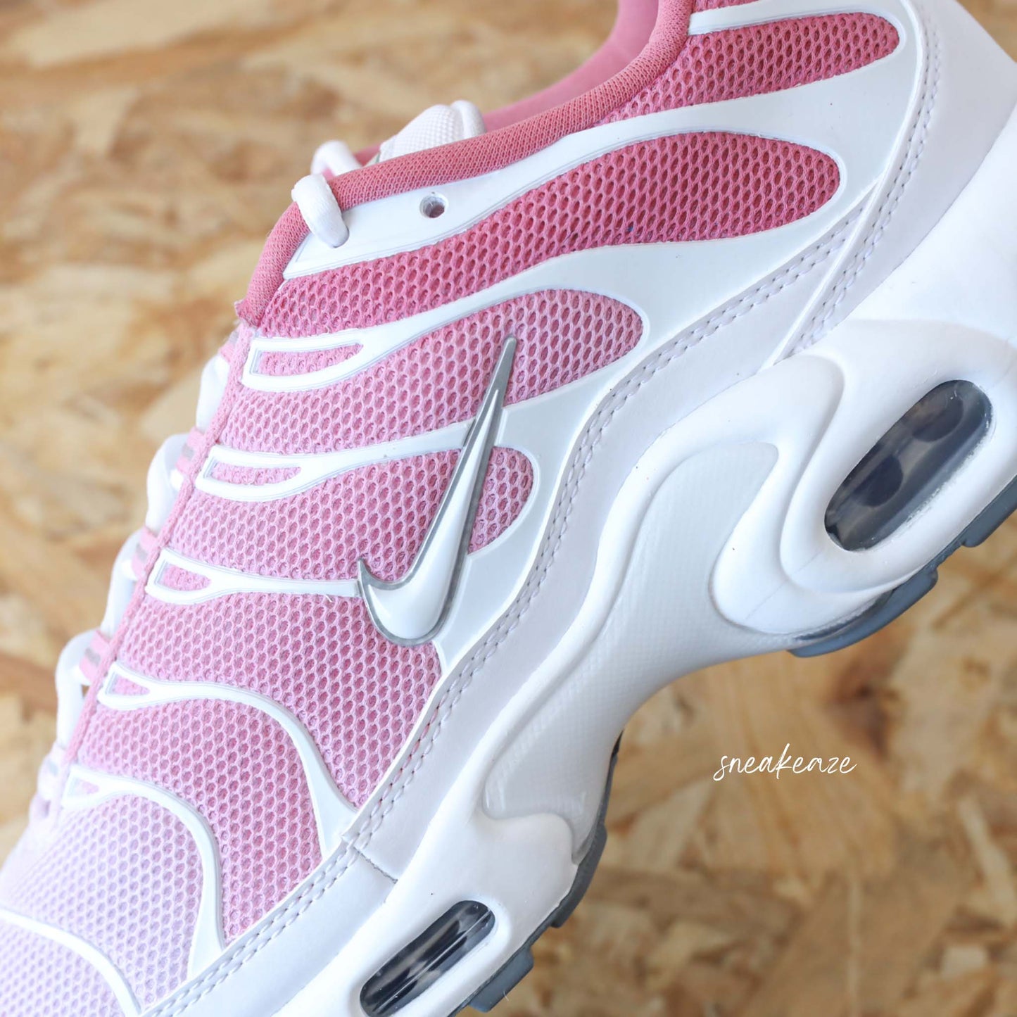 Sneakers Nike Air Max Plus TN custom Atlanta Pink - chaussures tuned personnalisées style TN Atlanta à la main pour homme et femme - sneakeaze customs skz