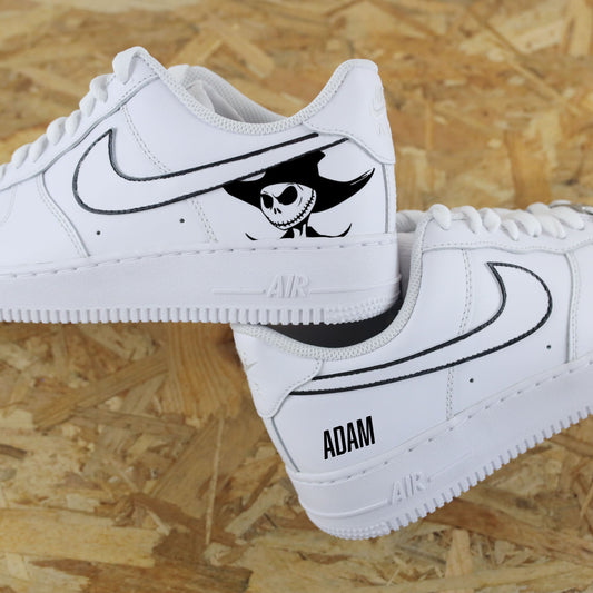 Baskets Nike Air Force one custom modèle l'étrange Noël de Mr Jack.  sneakers the nightmare before christmas avec le célèbre jack skellington nike tim burton