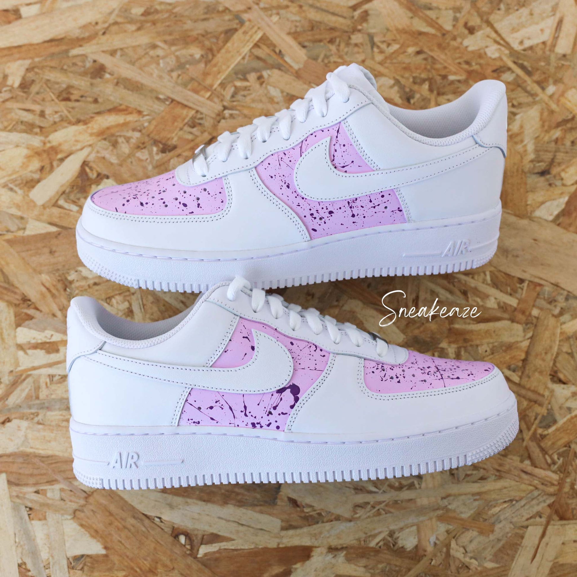 sneakers nike air force 1 customs - baskets personnalisées à la main pour homme et femme chaussure splash violet et rose pastel - sneakeaze custom skz