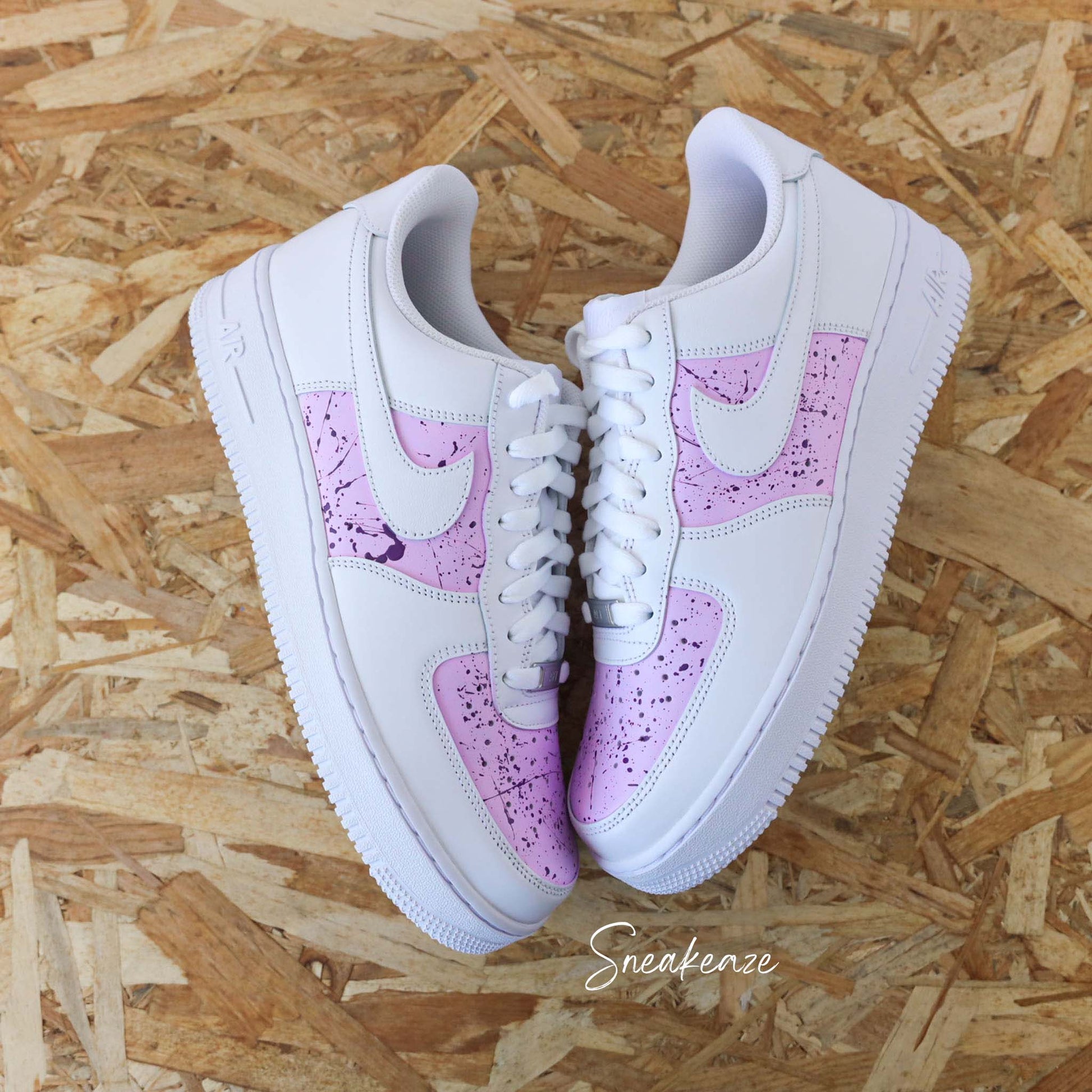 sneakers nike air force 1 customs - baskets personnalisées à la main pour homme et femme chaussure splash violet et rose pastel - sneakeaze custom skz