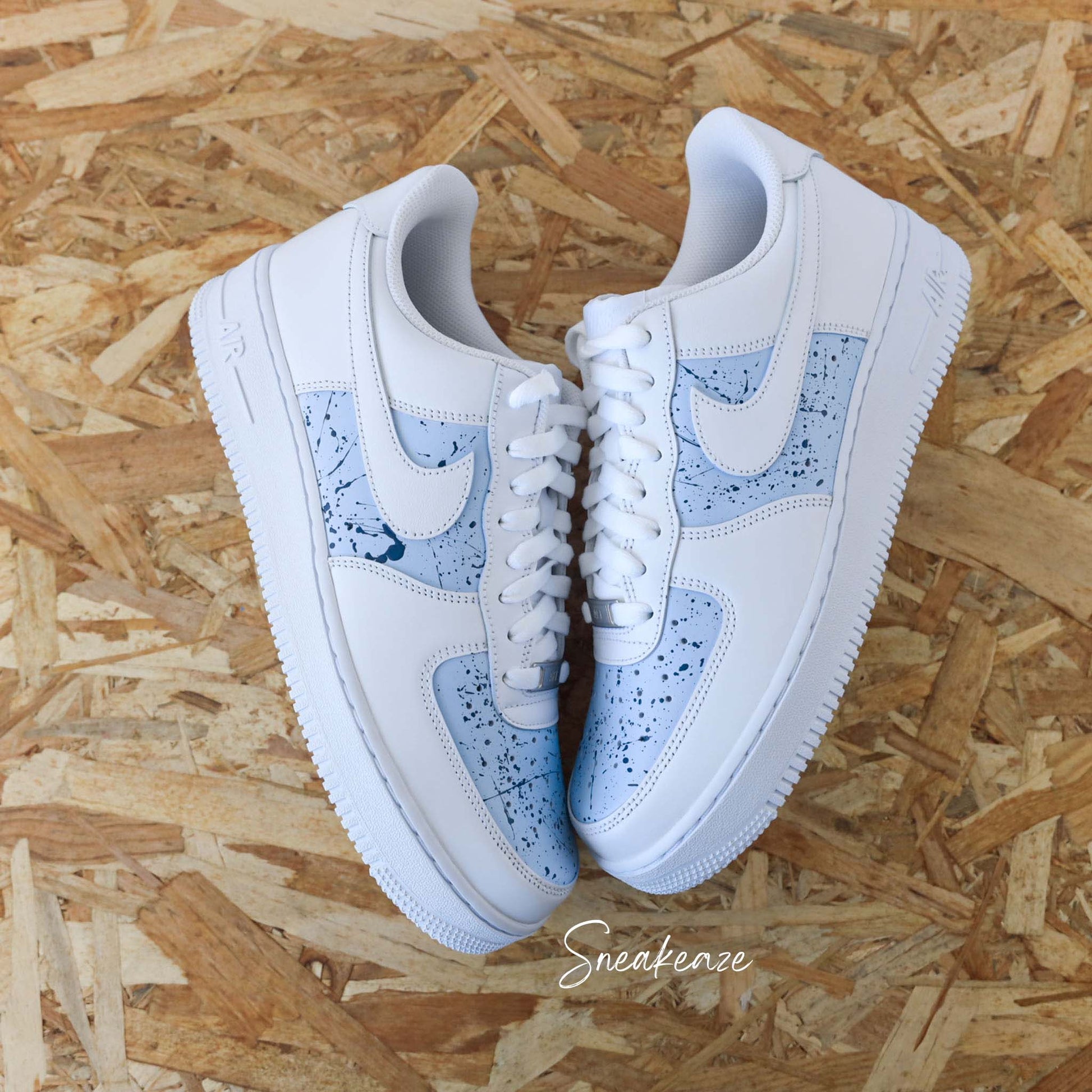 sneakers nike air force 1 customs - baskets personnalisées à la main pour homme et femme chaussure splash turquoise et bleu pastel - sneakeaze custom skz