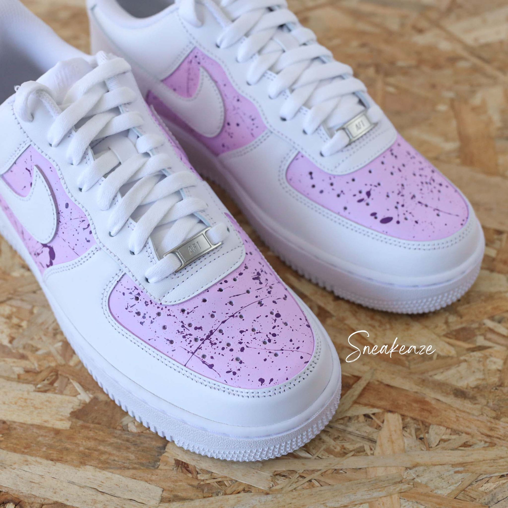 sneakers nike air force 1 customs - baskets personnalisées à la main pour homme et femme chaussure splash violet et rose pastel - sneakeaze custom skz