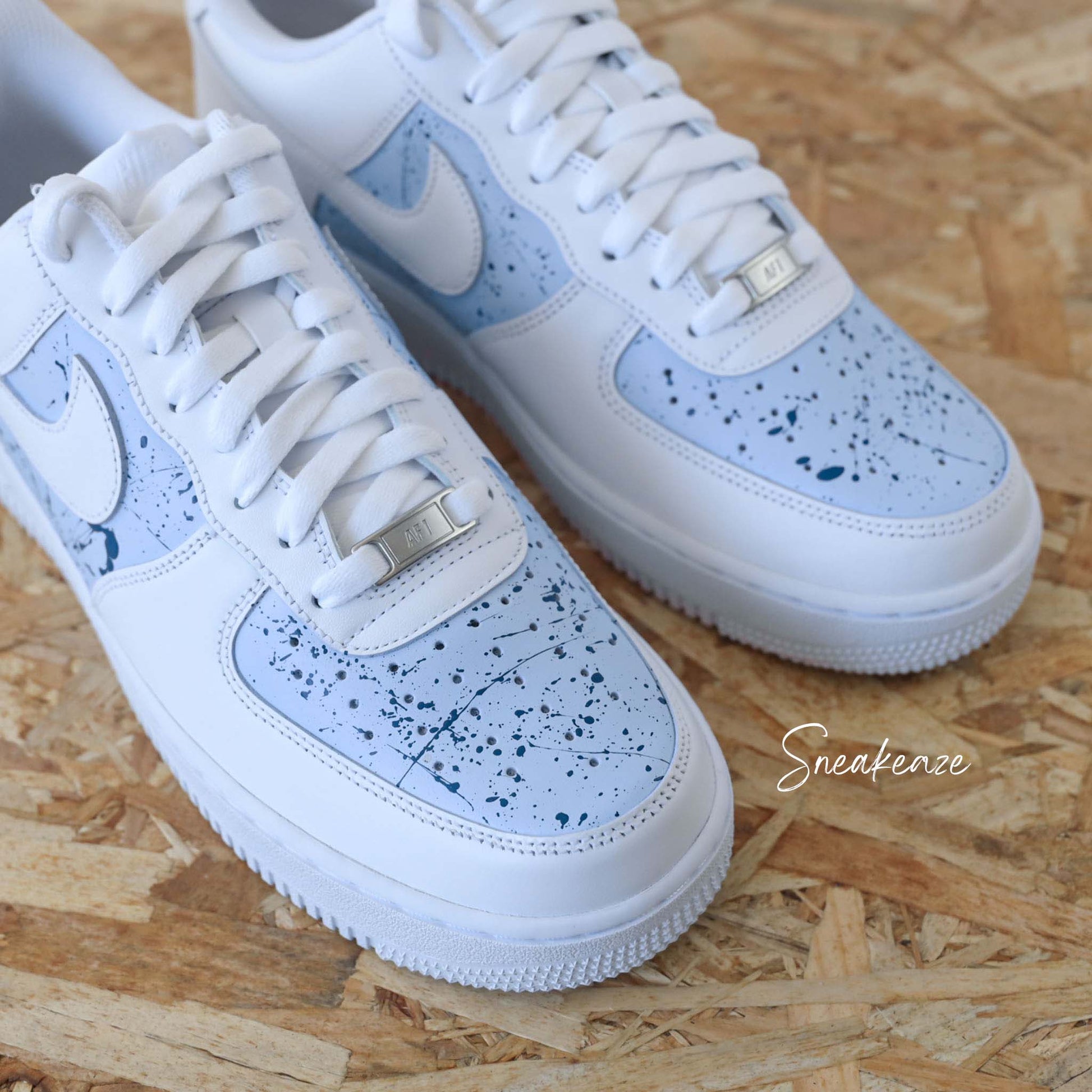 sneakers nike air force 1 customs - baskets personnalisées à la main pour homme et femme chaussure splash turquoise et bleu pastel - sneakeaze custom skz