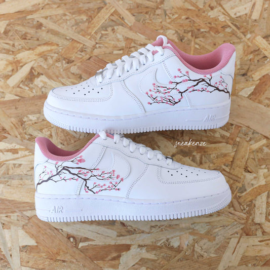 baskets nike air force 1 custom sakura cherry blossom couleur rose peint à la main fleur de cerisier japonais sneakers af1 sneakeaze