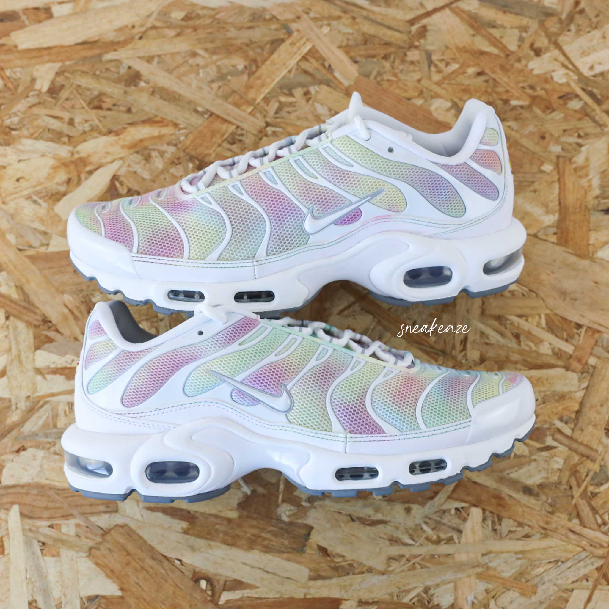 Sneakers Nike Air Max Plus TN custom Dip Dye chaussures tuned requin personnalisees a la main pour homme et femme SNEAKEAZE CUSTOMS