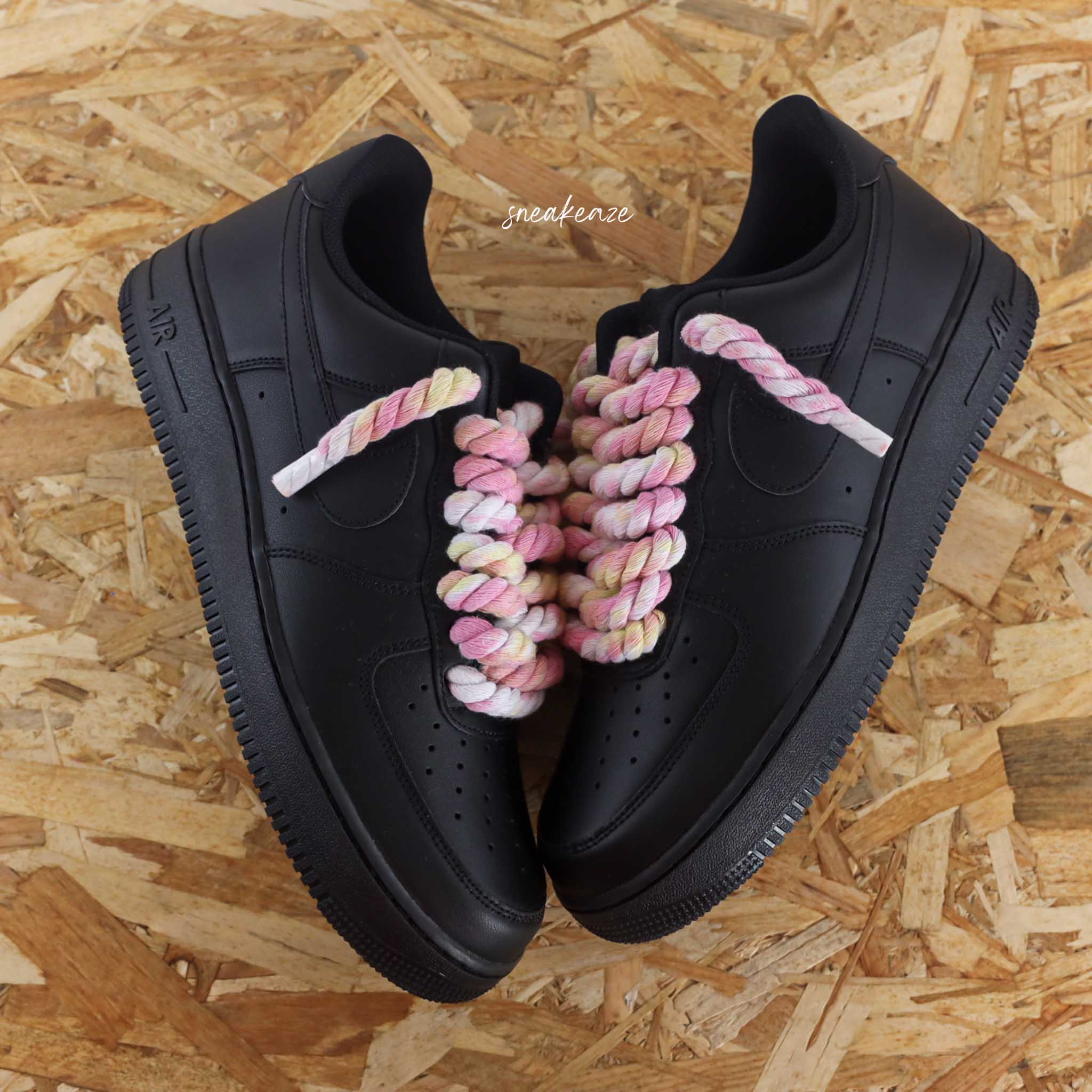 Nike air force 1 black laces on sale