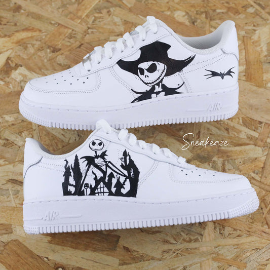 Baskets Nike Air Force one custom modèle l'étrange Noël de Mr Jack.  sneakers the nightmare before christmas avec le célèbre jack skellington nike tim burton