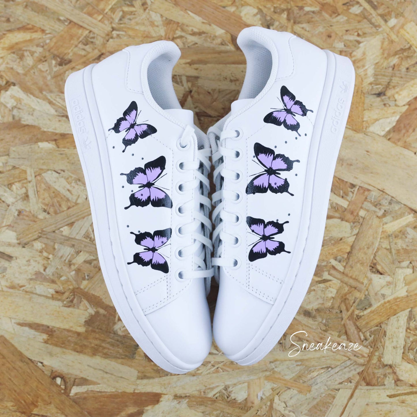 Baskets Adidas stan smith customs - papillons peints à la main couleur lila violet pastel - sneakeaze customs skz