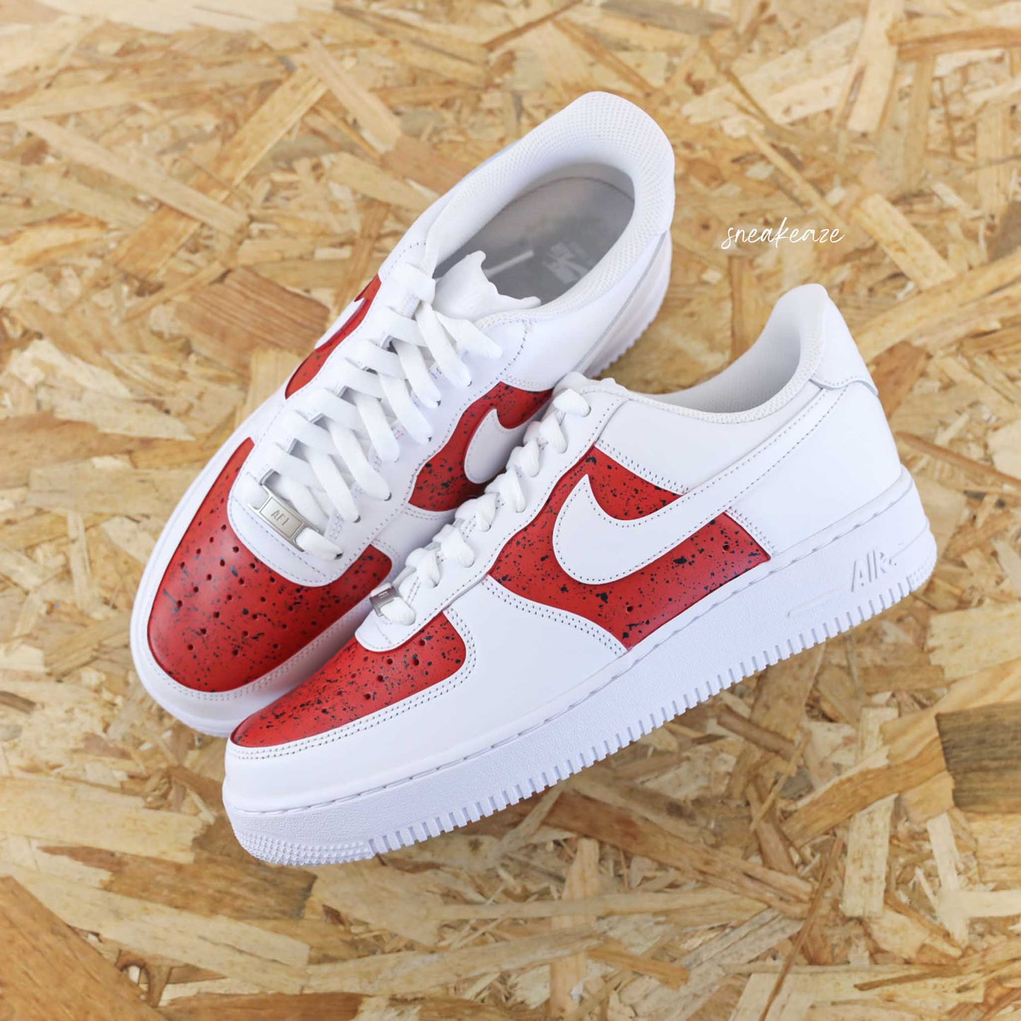 sneakers nike air force 1 customs - baskets personnalisées à la main pour homme et femme chaussure splash rouge et noir spiderman - sneakeaze custom skz