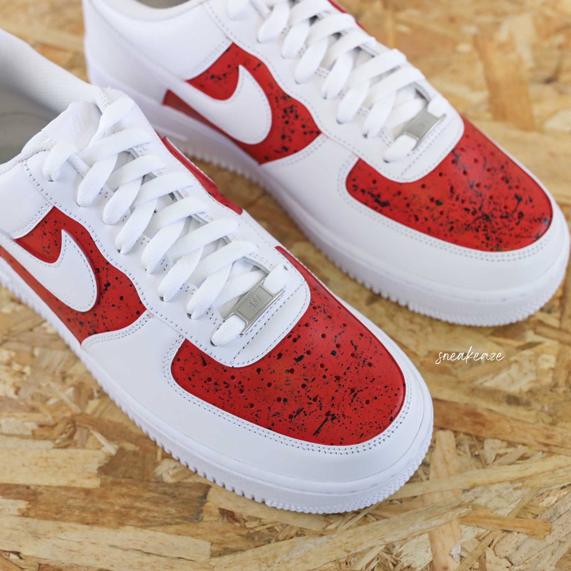 sneakers nike air force 1 customs - baskets personnalisées à la main pour homme et femme chaussure splash rouge et noir spiderman - sneakeaze custom skz