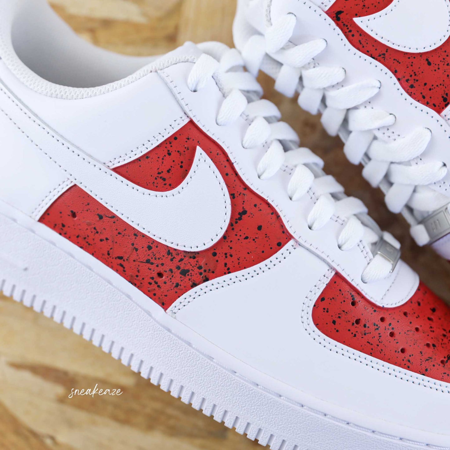 sneakers nike air force 1 customs - baskets personnalisées à la main pour homme et femme chaussure splash rouge et noir spiderman - sneakeaze custom skz