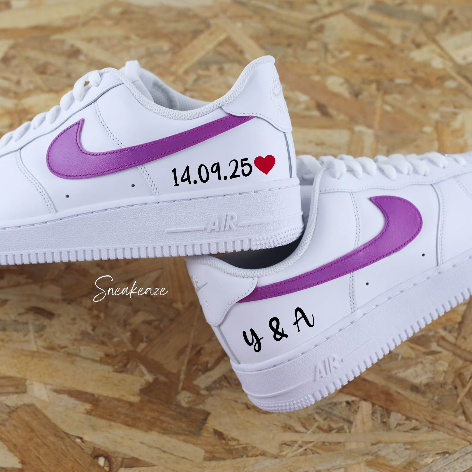 baskets Nike Air Force 1 custom mariage - inscription de la date et des 2 initiales des futurs mariés couleur pastel - sneakeaze customs skz