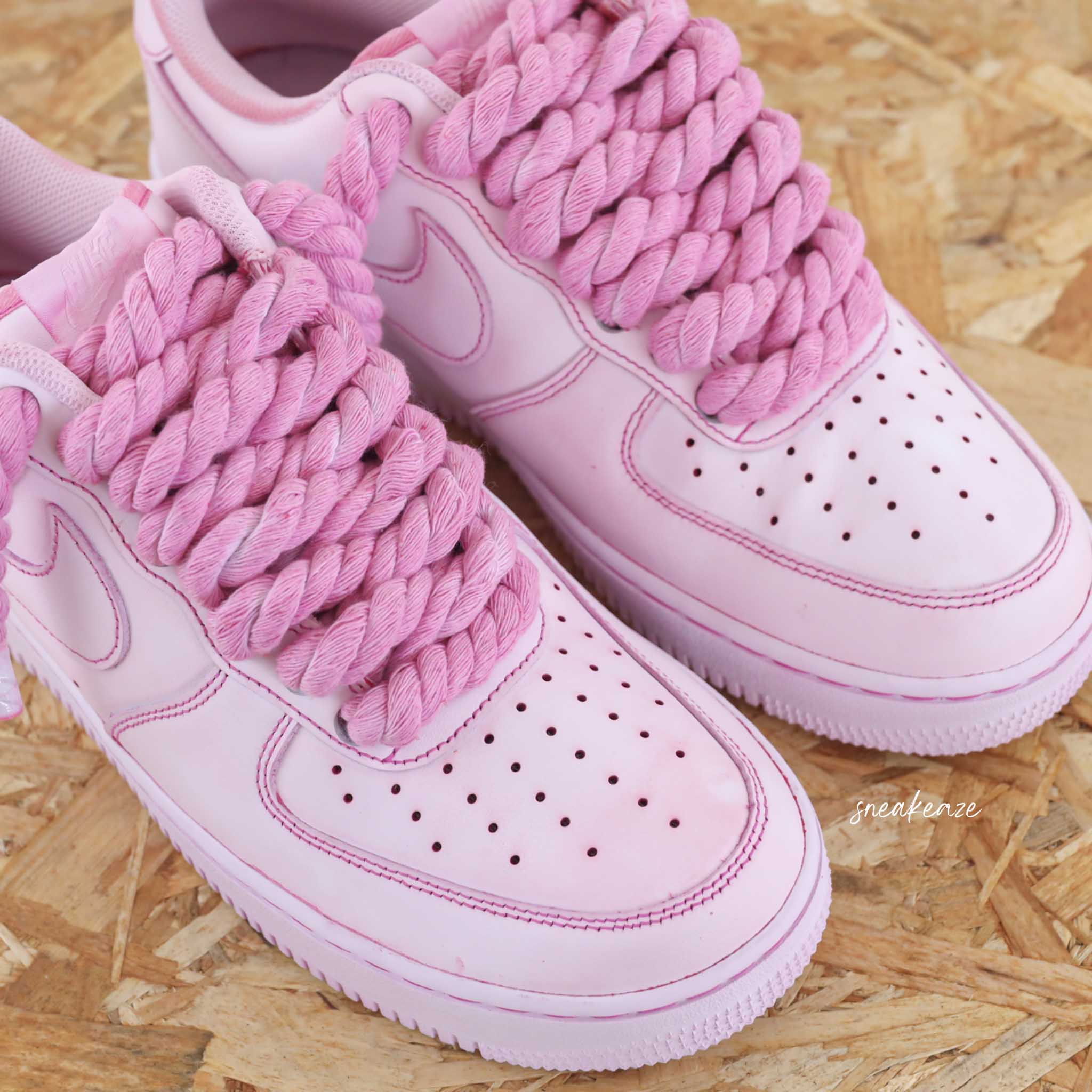 Nike air force 1 pink laces on sale