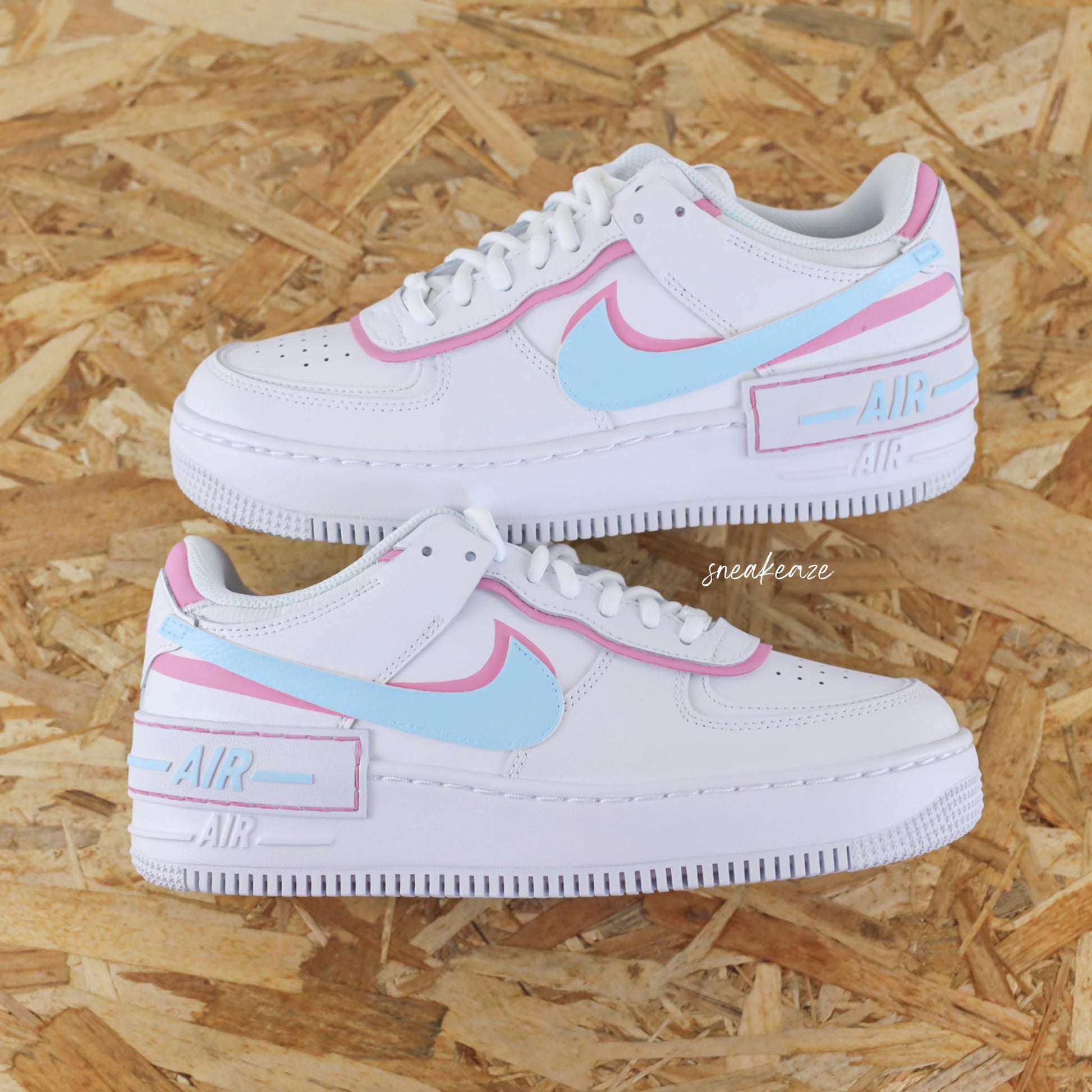 Baskets nike air force 1 shadow custom silhouette et swoosh pastel couleur baby blue et baby pink peint à la main sneakeaze customs skz