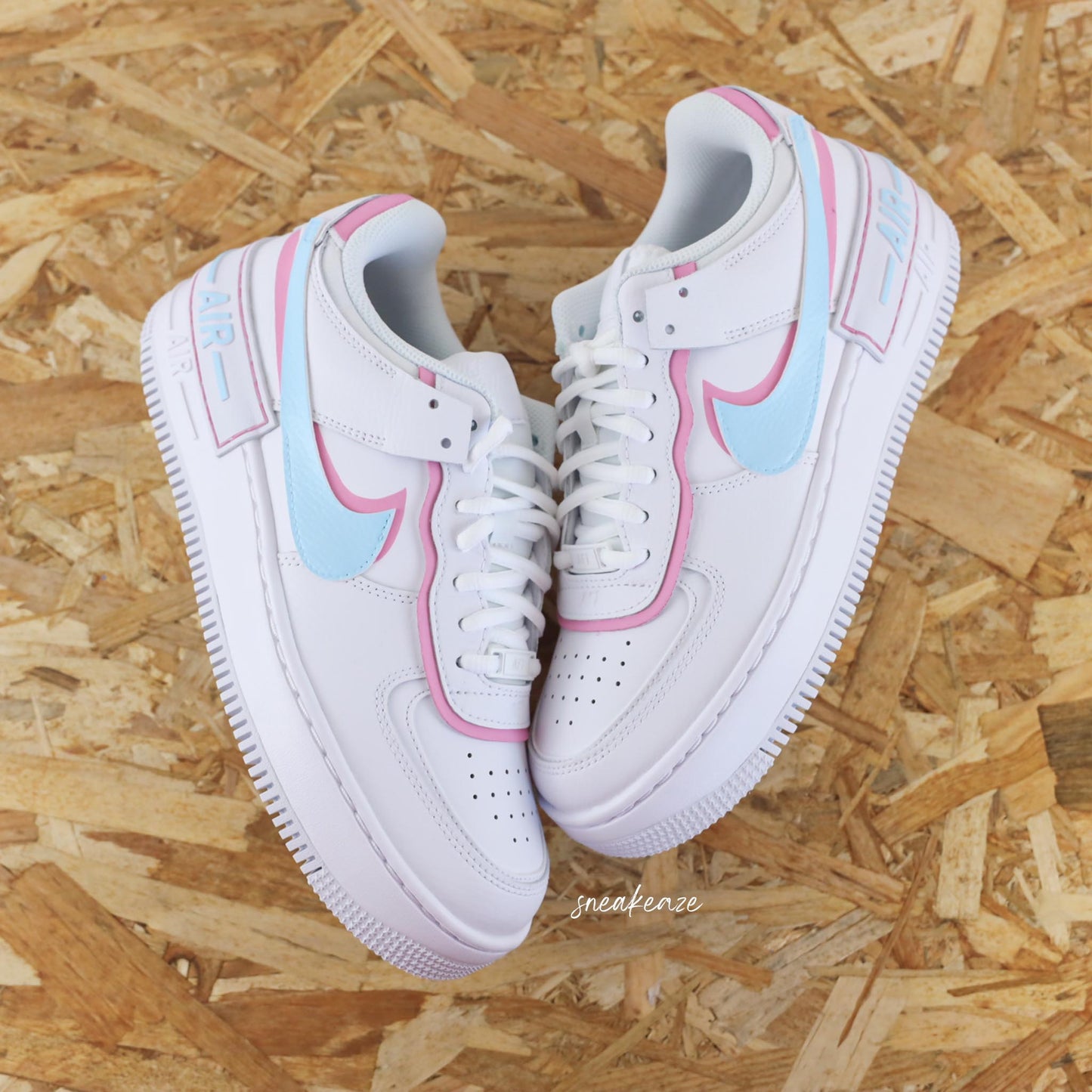 Baskets nike air force 1 shadow custom silhouette et swoosh pastel couleur baby blue et baby pink peint à la main sneakeaze customs skz