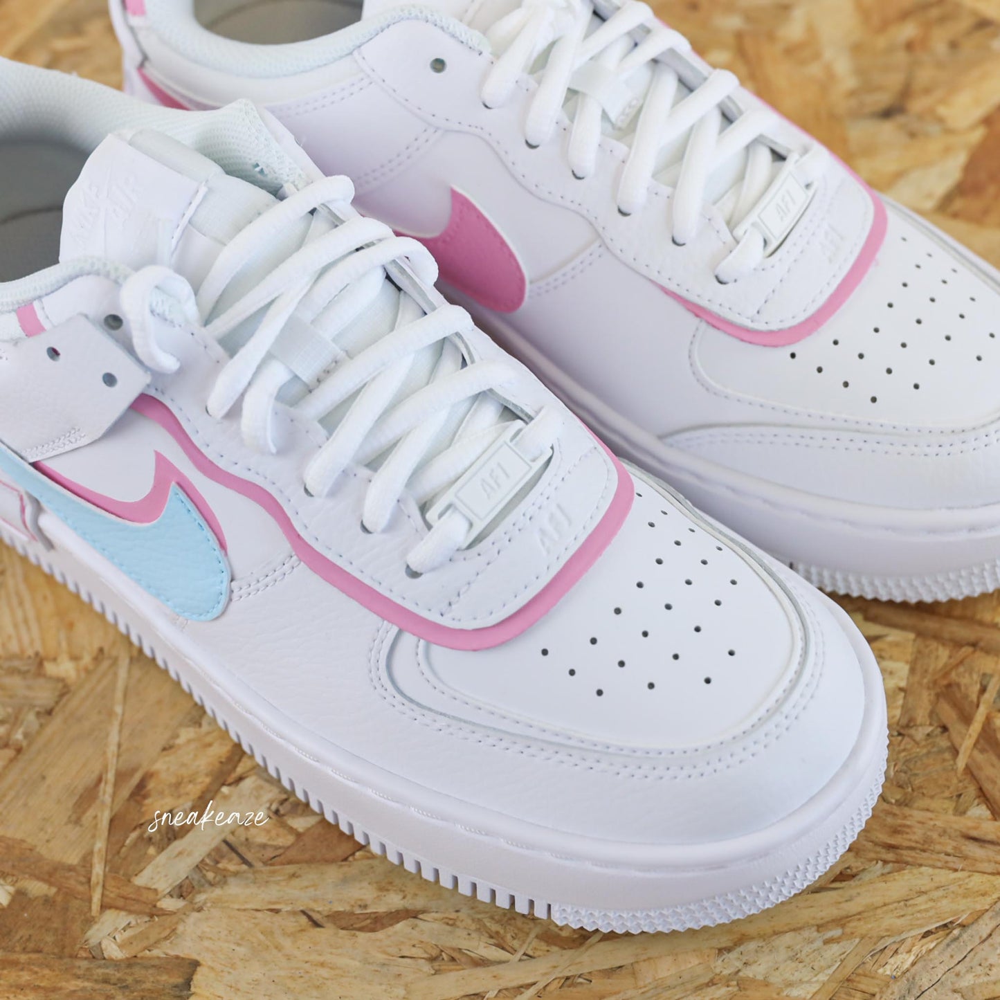 Baskets nike air force 1 shadow custom silhouette et swoosh pastel couleur baby blue et baby pink peint à la main sneakeaze customs skz