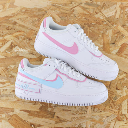 Baskets nike air force 1 shadow custom silhouette et swoosh pastel couleur baby blue et baby pink peint à la main sneakeaze customs skz