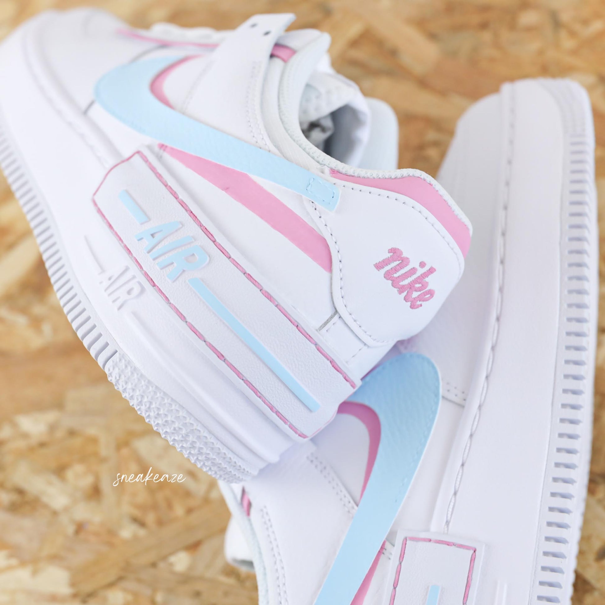 Baskets nike air force 1 shadow custom silhouette et swoosh pastel couleur baby blue et baby pink peint à la main sneakeaze customs skz