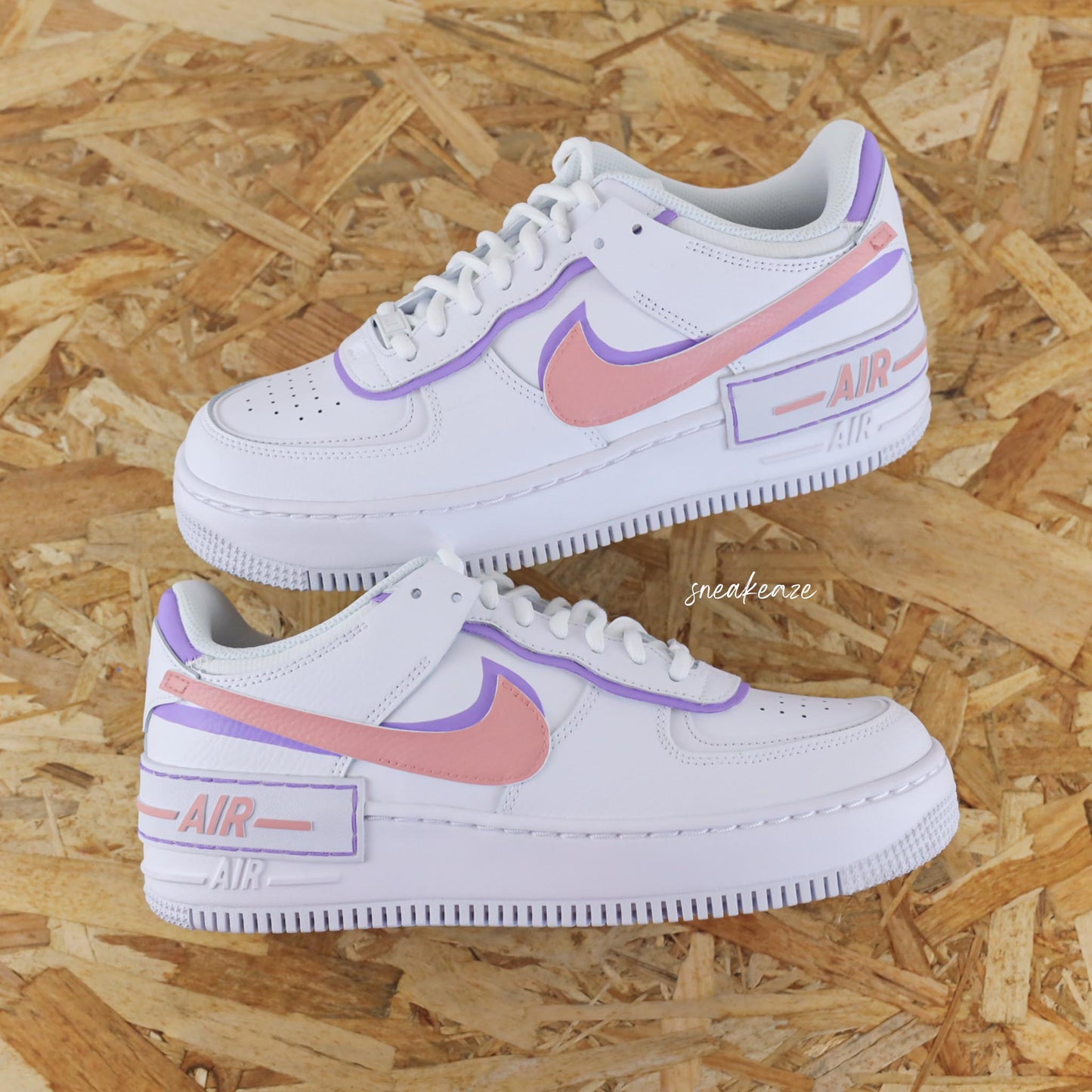 Baskets nike air force 1 shadow custom silhouette et swoosh pastel couleur rose et lilac peint à la main sneakeaze customs skz