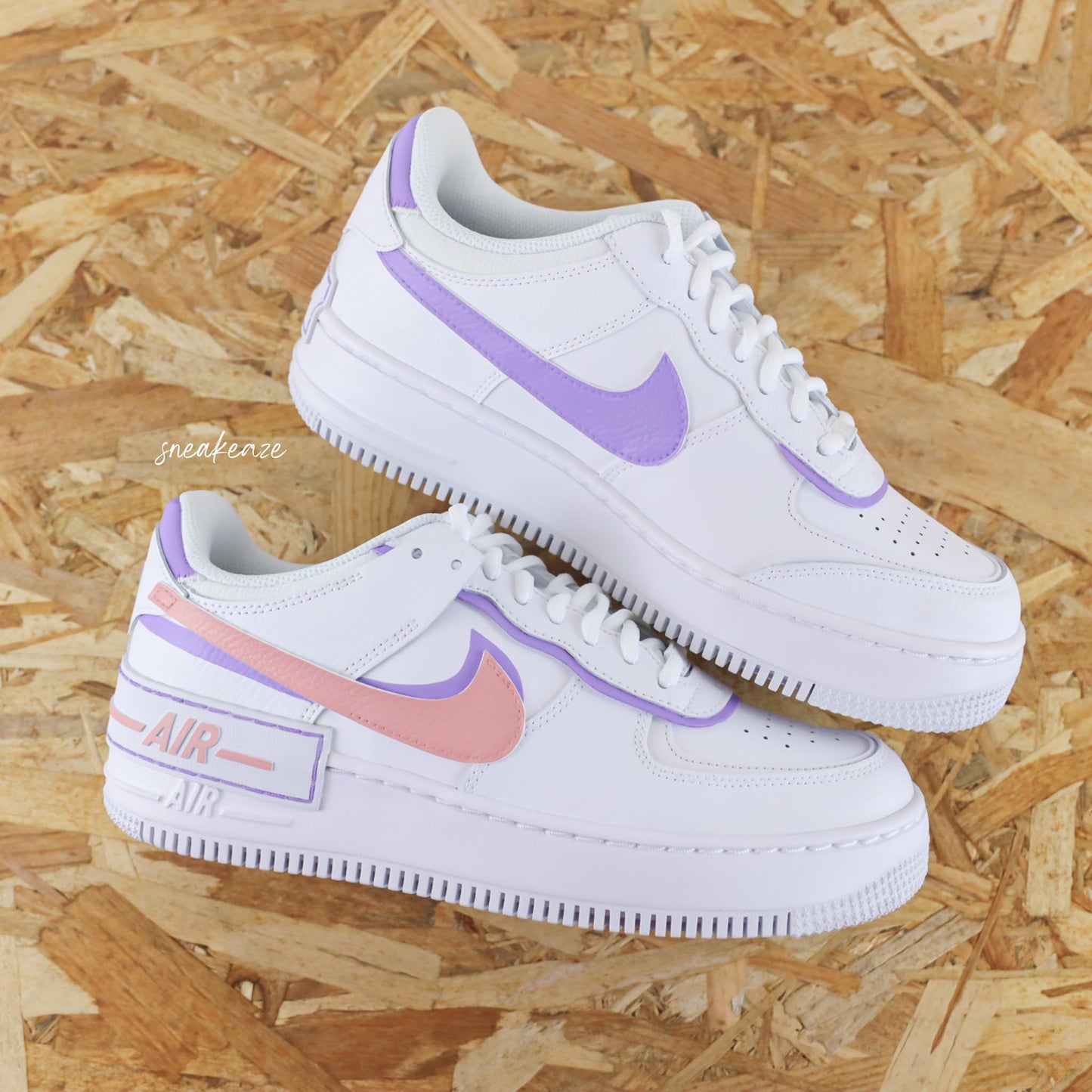 Baskets nike air force 1 shadow custom silhouette et swoosh pastel couleur rose et lilac peint à la main sneakeaze customs skz