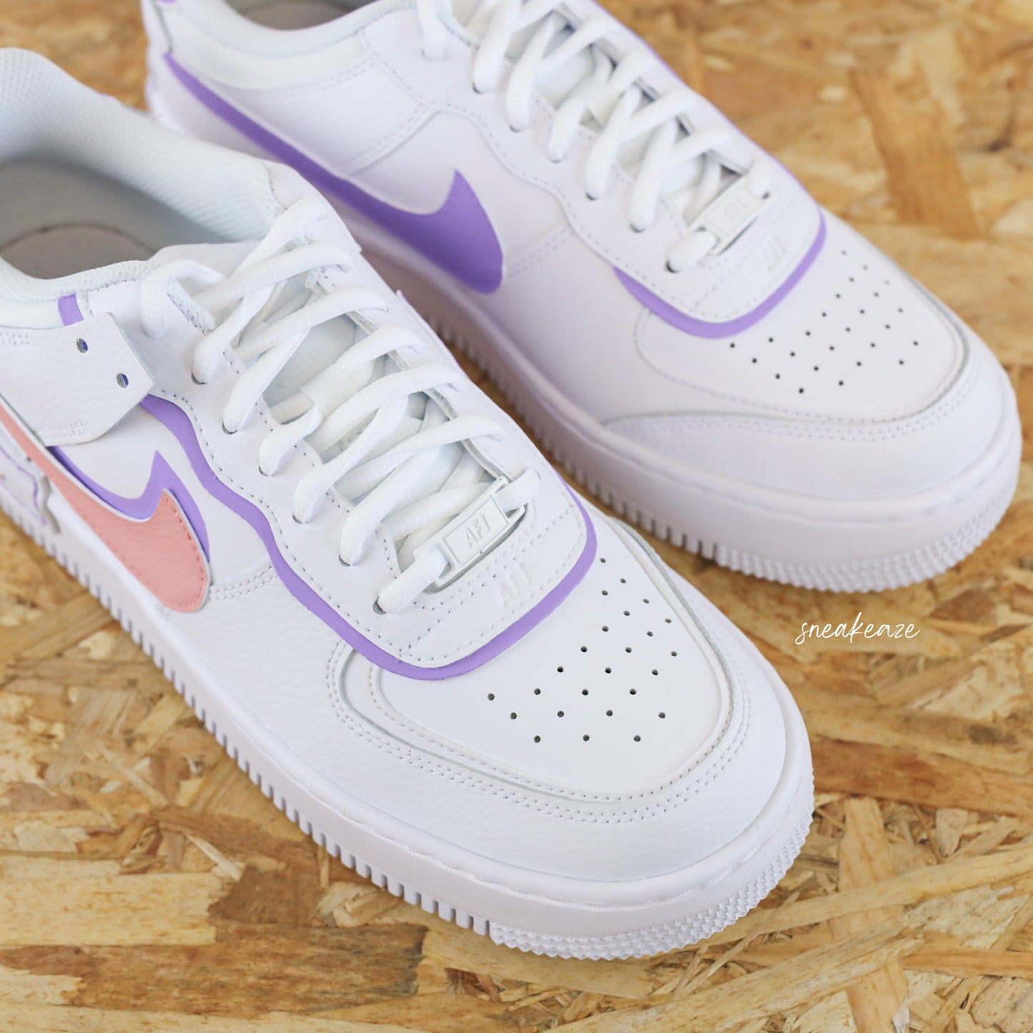 Baskets nike air force 1 shadow custom silhouette et swoosh pastel couleur rose et lilac peint à la main sneakeaze customs skz