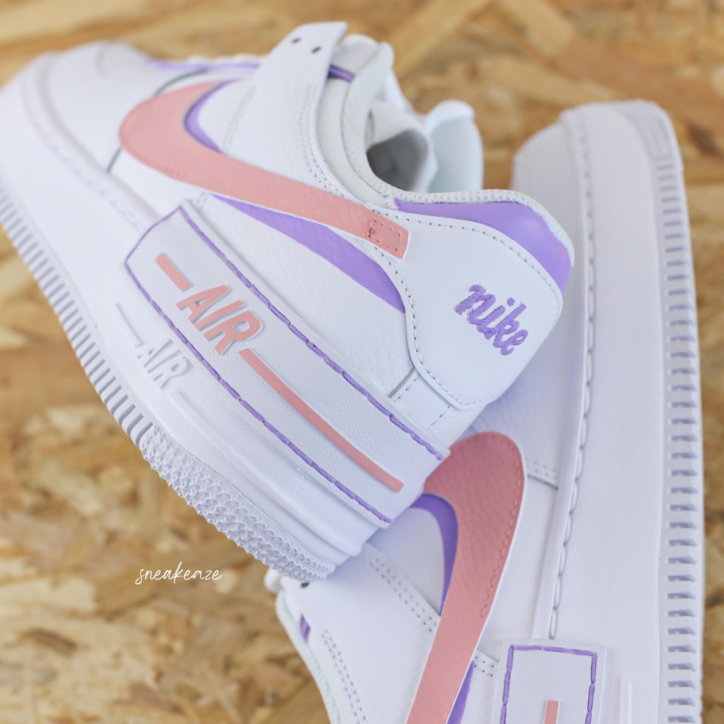 Baskets nike air force 1 shadow custom silhouette et swoosh pastel couleur rose et lilac peint à la main sneakeaze customs skz