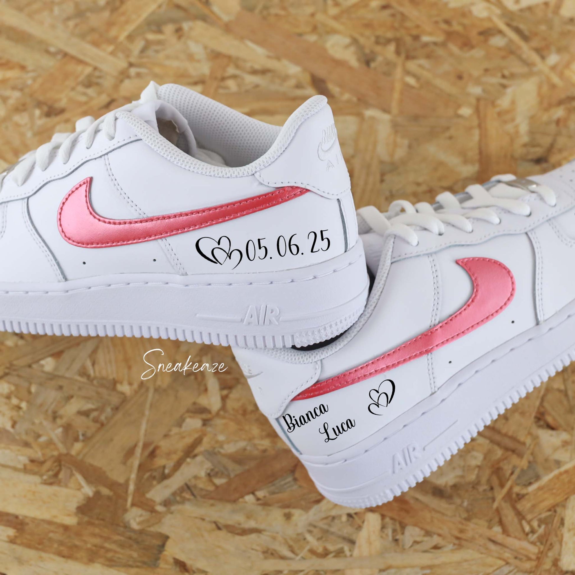 Nike Air Force 1 basses blanches en cuir personnalisées pour mariage, Démarquez-vous avec une paire de sneakers personnalisable avec l'inscription de vos prénoms et la date du jour J accompagné du signe nike en couleur rose métallisé