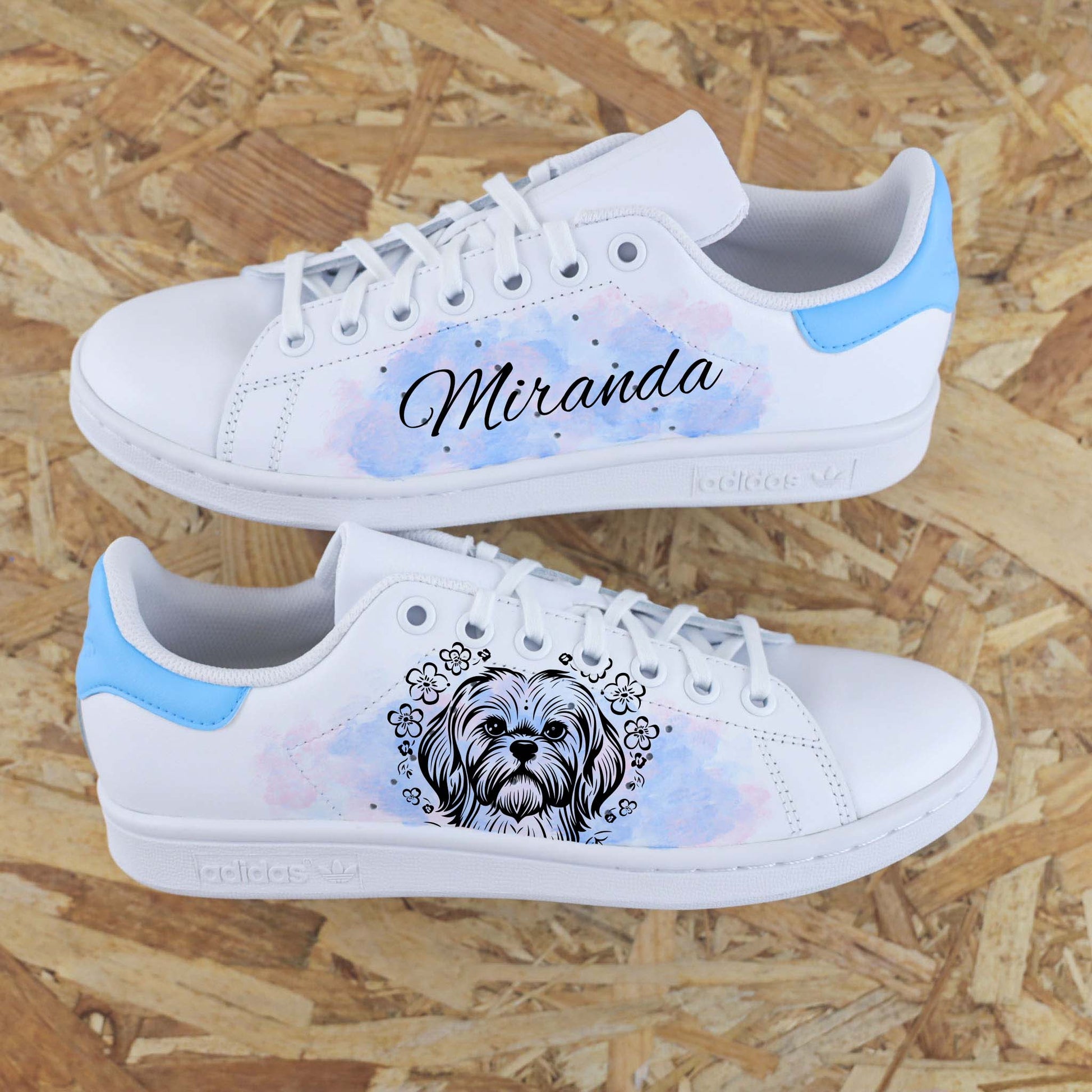 Baskets adidas stan smith custom aquarelle bleu pastel avec inscription d'un prénom et dessin d'un chien sneakeaze custom