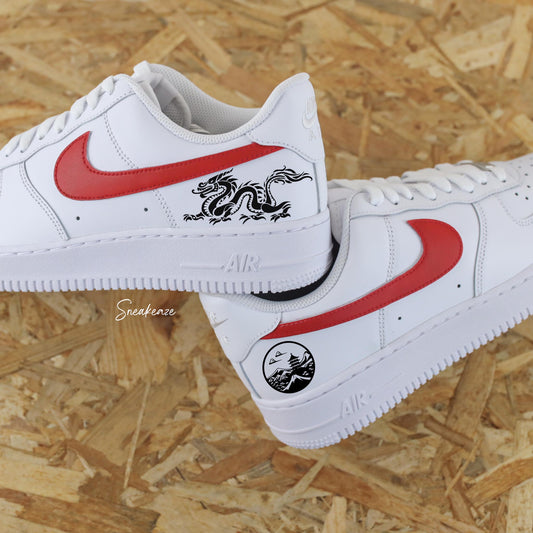 Baskets Nike air force 1 custom personnalisation sur-mesure - dessins traditionnels japonais et chinois dragon  peint à la main sneakeaze custom skz