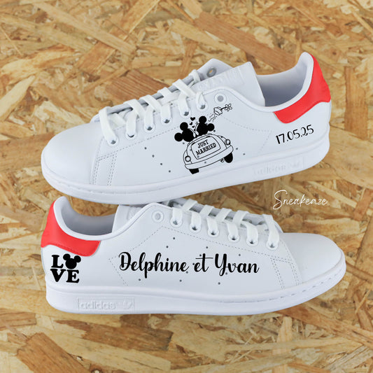 Adidas Stan smith custom pour mariage thème Disney. Dessins de Mickey et Minnie - inscription de la date et des prénoms des mariés - sneakeaze customs wedding 