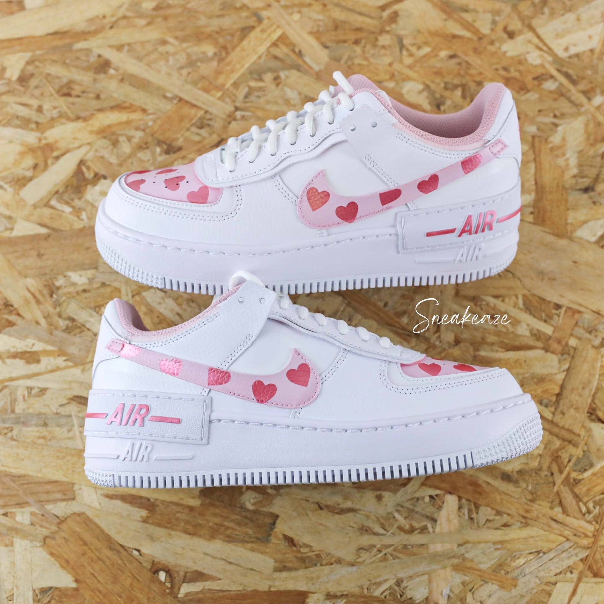 baskets customs air force 1 shadow personnalisées à la main coeur rose métallisé et baby pink sneakeaze customs skz 