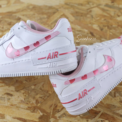 baskets customs air force 1 shadow personnalisées à la main coeur rose métallisé et baby pink sneakeaze customs skz 