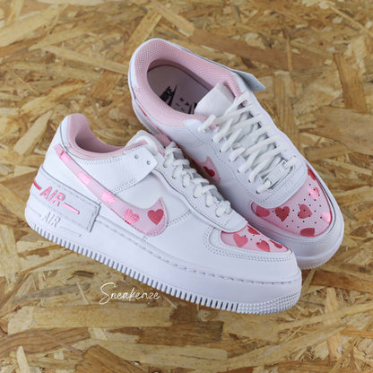 baskets customs air force 1 shadow personnalisées à la main coeur rose métallisé et baby pink sneakeaze customs skz 