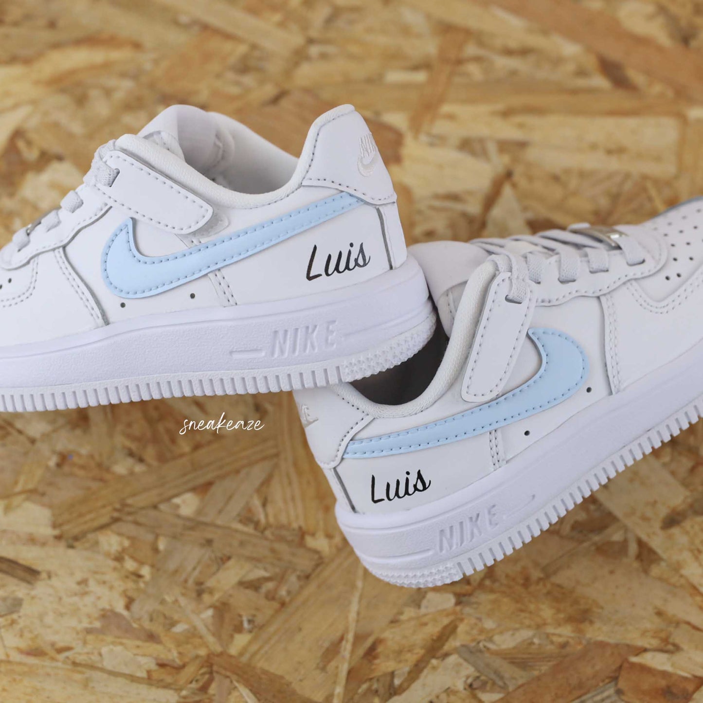 baskets nike air force 1 custom enfant - swoosh prénom pastel sneakeaze skz customs