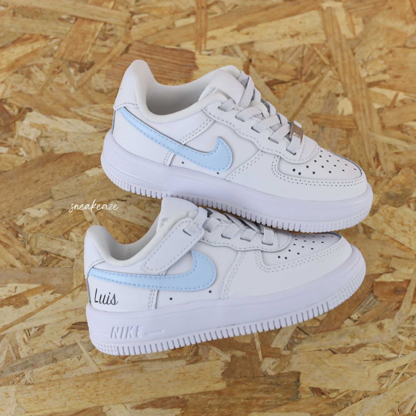 baskets nike air force 1 custom enfant - swoosh prénom pastel sneakeaze skz customs