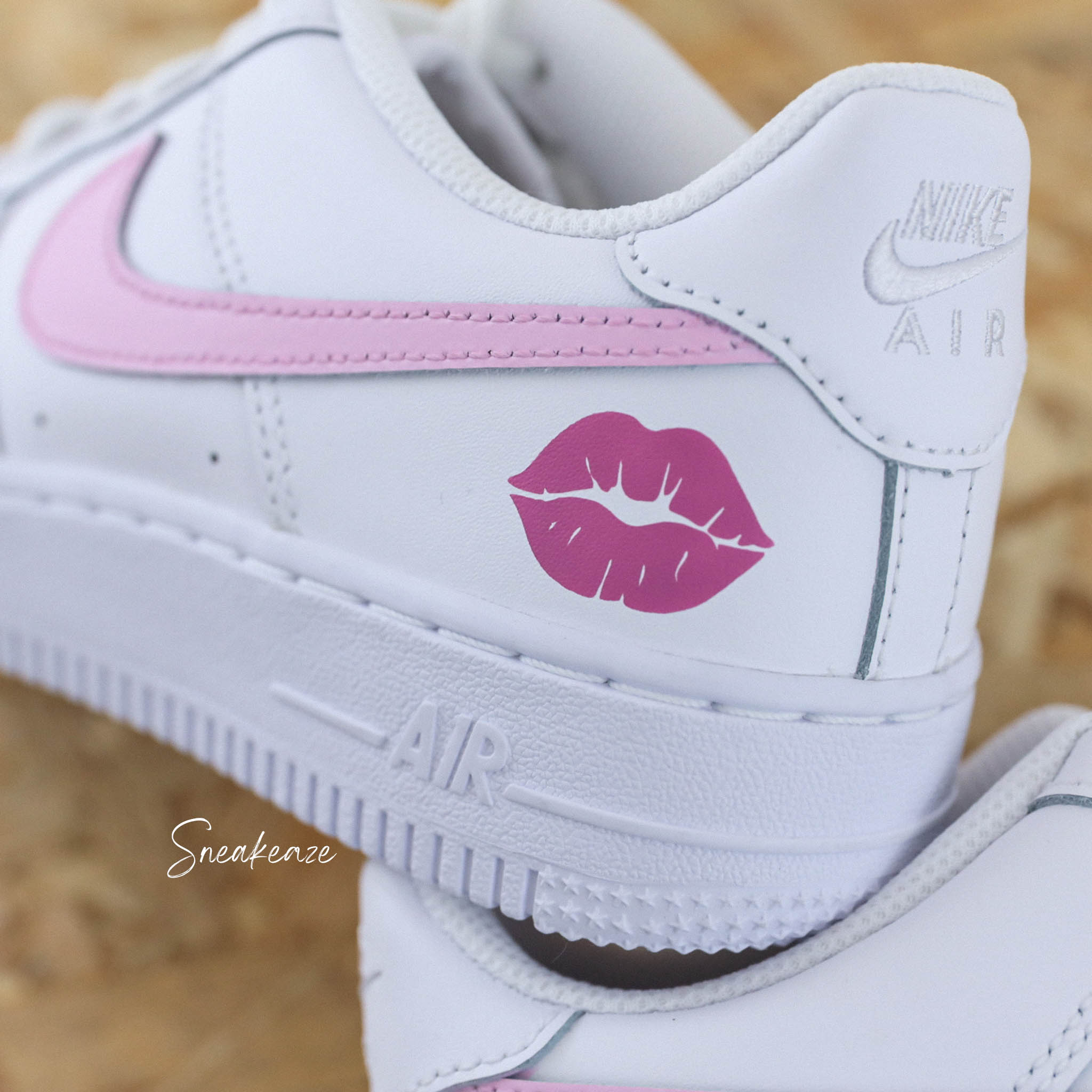 Nike Air Force 1 Custom enfant swoosh rose Barbie et inscription prenom SNEAKEAZE CUSTOMS