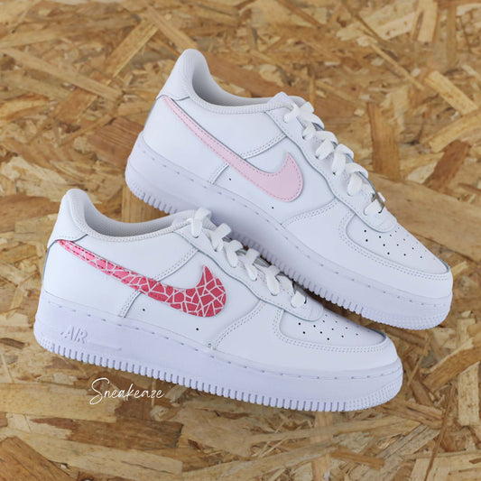 Nike Air Force 1 custom - signe nike peint à la main couleur rose métallisé et baby pink swoosh sneakeaze custom skz