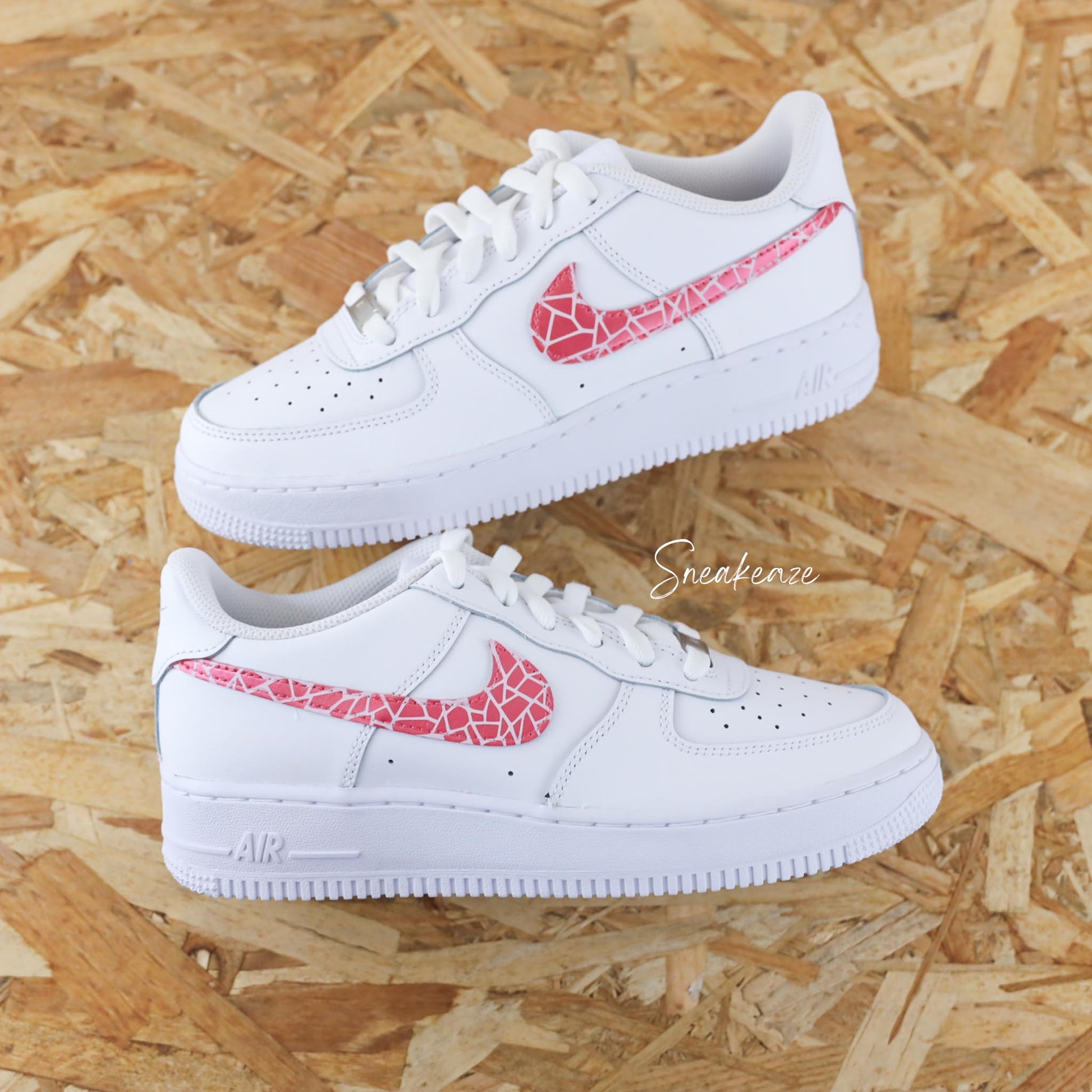 Nike Air Force 1 custom - signe nike peint à la main couleur rose métallisé et baby pink swoosh sneakeaze custom skz