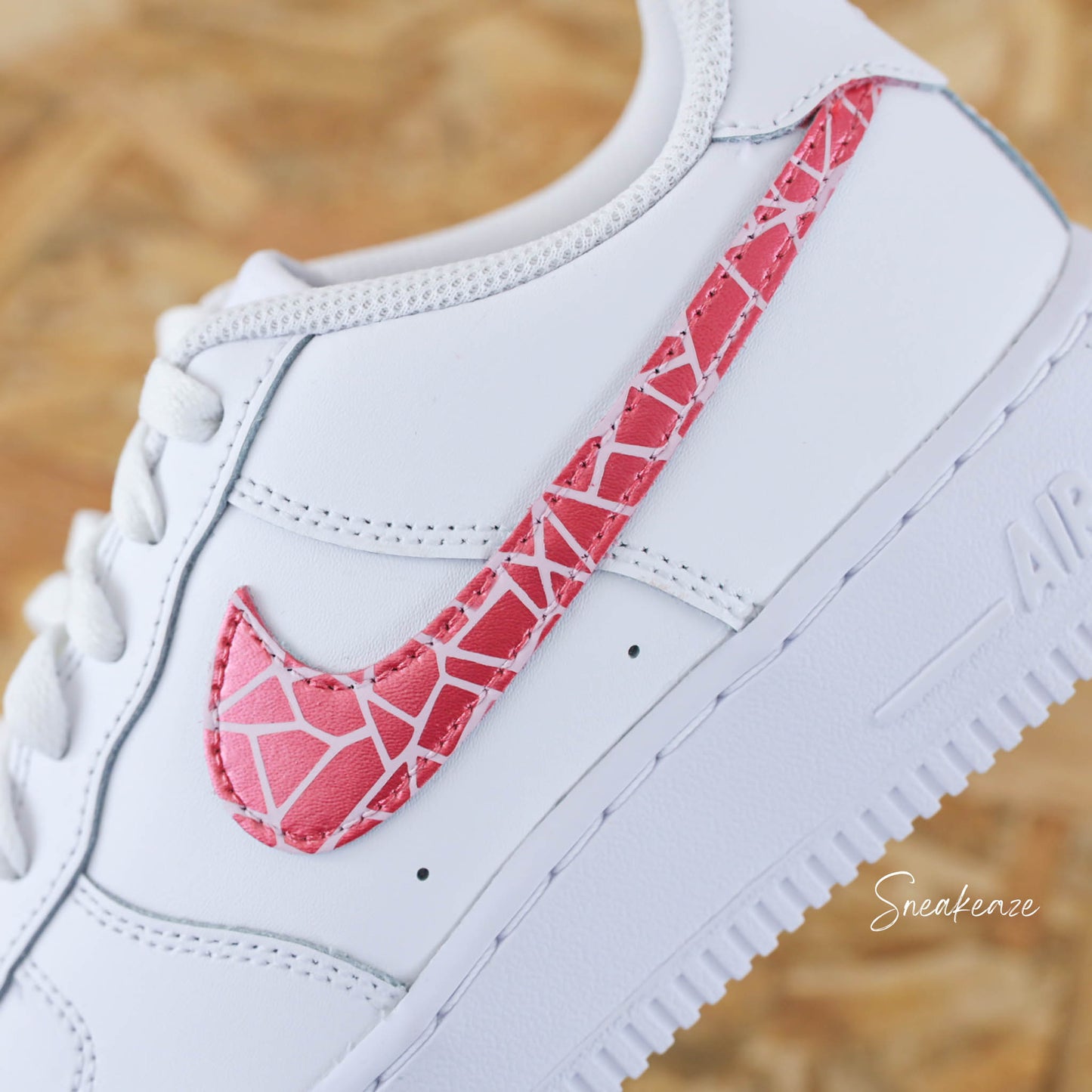 Nike Air Force 1 custom - signe nike peint à la main couleur rose métallisé et baby pink swoosh sneakeaze custom skz