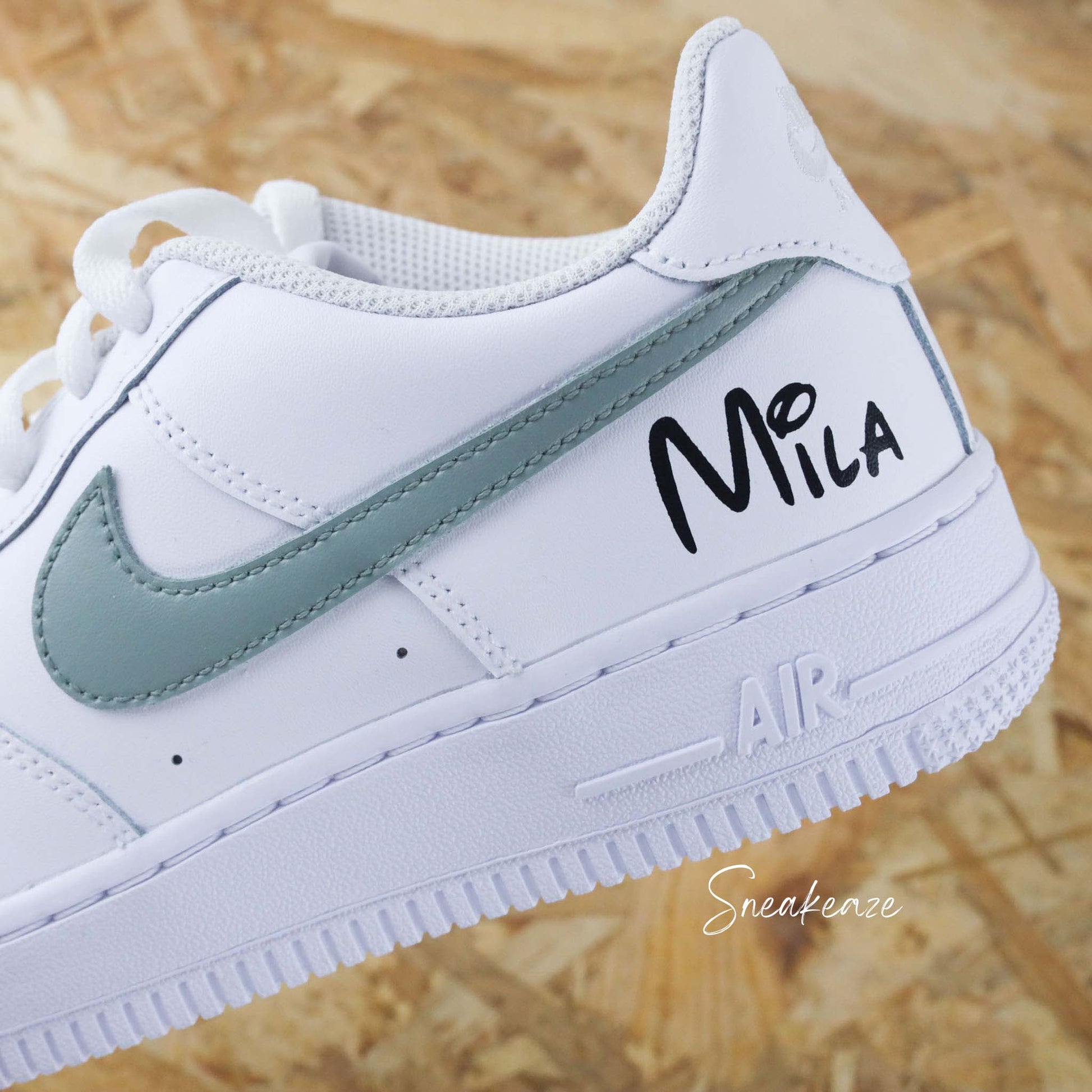 baskets nike air force 1 personnalisées - sneakers mickey et minnie disney custom couleur vert de gris vert pastel sneakeaze customs skz