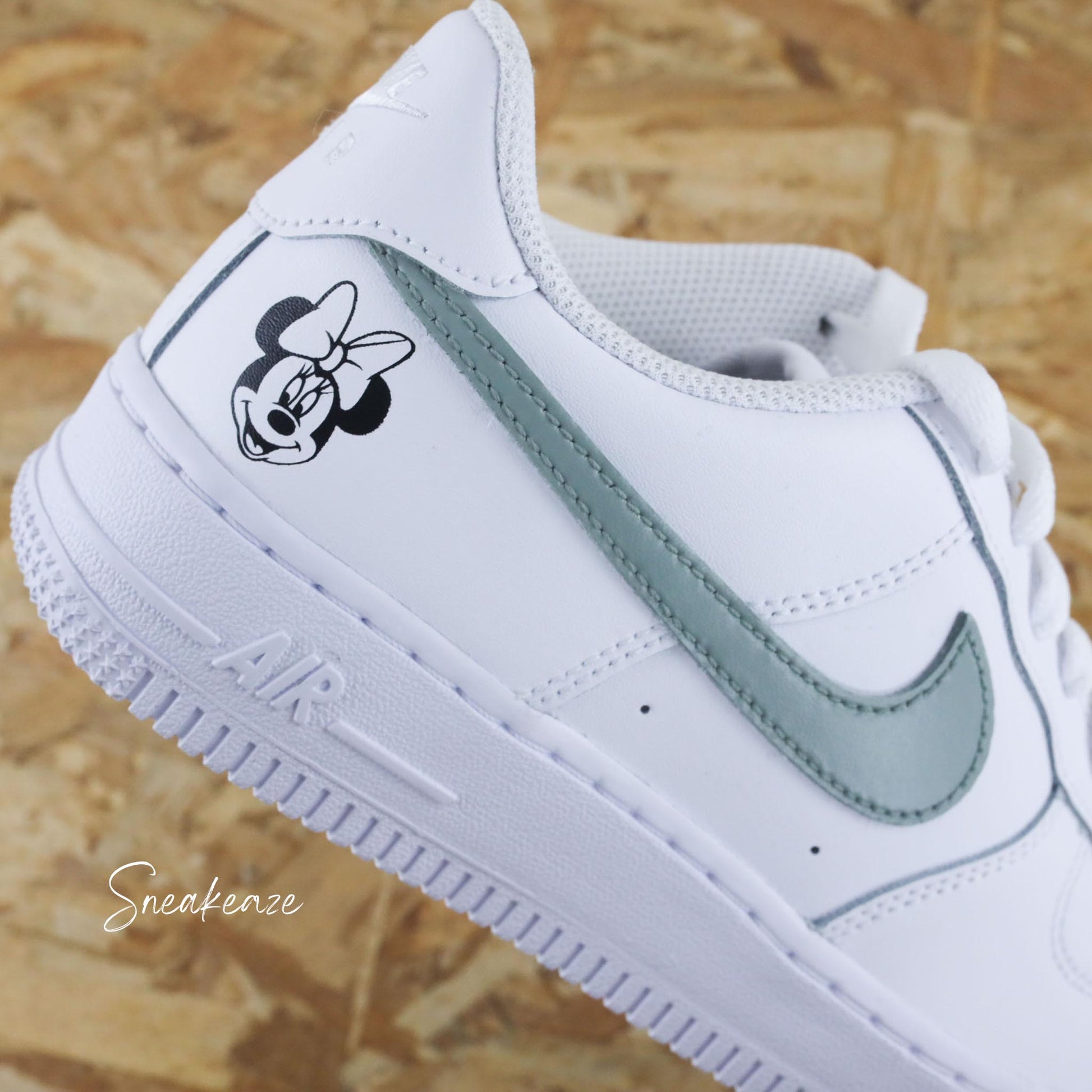 baskets nike air force 1 personnalisées - sneakers mickey et minnie disney custom couleur vert de gris vert pastel sneakeaze customs skz
