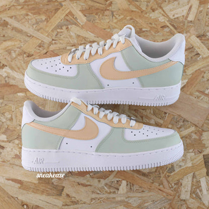 Baskets nike air force 1 custom color tones beige clair sneakeaze custom skz